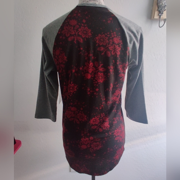 🆕 Red Black & Gray red floral pattern print LuLaRoe 3/4 Sleeve Randy t-shirt_XS - Picture 3 of 5